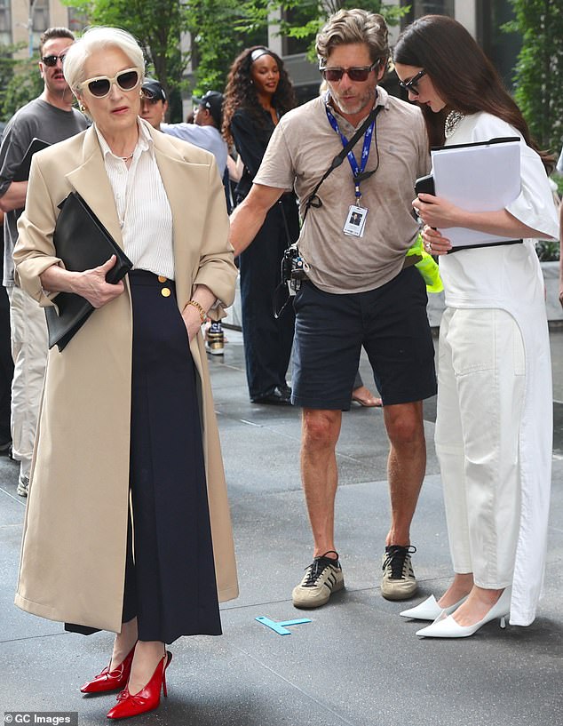 Anne Hathaway and Meryl Streep have finally been glimpsed together while filming the long-awaited sequel to their 2006 film The Devil Wears Prada