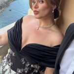Grace Kelly ’s lookalike granddaughter turned heads at a recent charity ball — not just for her striking resemblance to the late princess, but for wearing a jaw-dropping gown inspired by one of her most iconic film looks