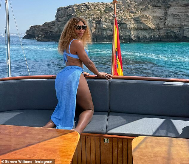 Perched confidently on the edge of the yacht, Serena struck a striking pose in a bold blue bikini, soaking in the sun and the spotlight